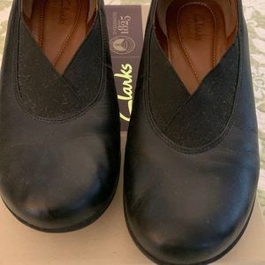 Black flat shoes
